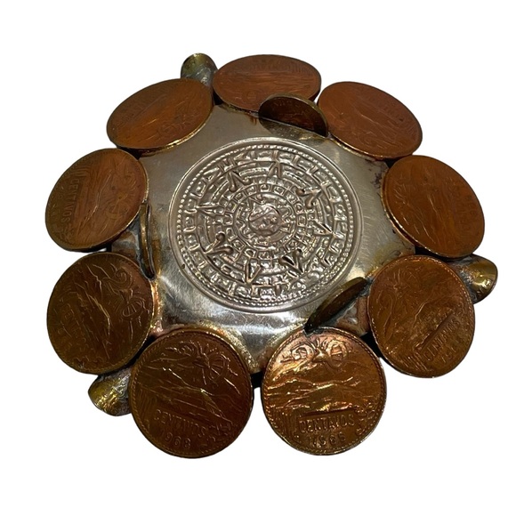 Vintage Mexican Coin 20 Centavos Metal Ashtray Made in Acapulco 1960's - Picture 4 of 7